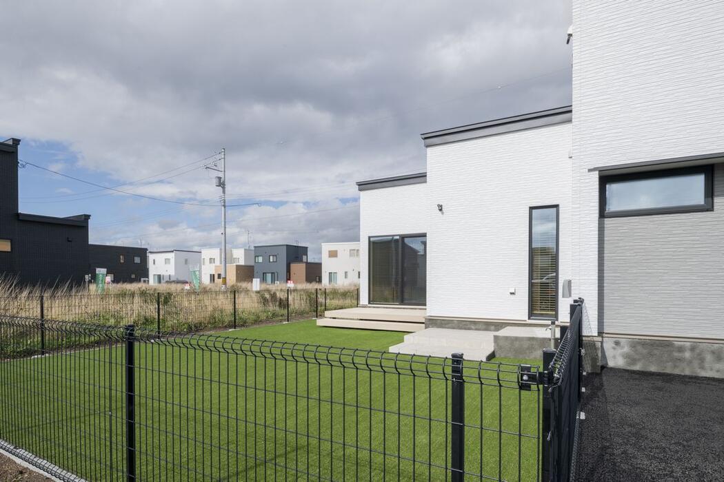 住研ハウスのモデルハウス_苫小牧市美原町ペットと幸せに暮らせる家_ウッドデッキ・ドッグラン