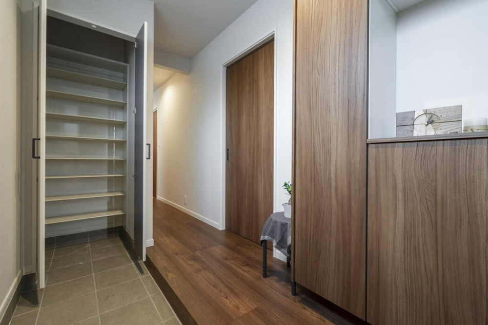 住研ハウスのモデルハウス_2025豊川町平屋モデルハウス_玄関・シューズクローゼット