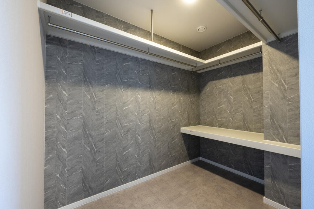 住研ハウスのモデルハウス_千歳市富丘モデルハウス_ウォークインクローゼット